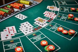 Meja Domino QQ di benimaru menampilkan pemain, kartu yang dibagikan, dan pot permainan
